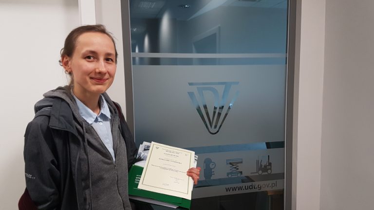 Wręczenie dyplomu, kobieta trzymająca certyfikat